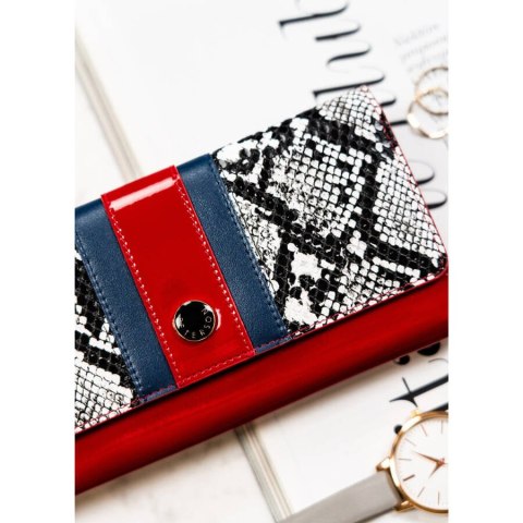 Portfel damski w kolorze czerwonym z wzorem na klapie imitującym skórę węża zamykany na zatrzask - Peterson