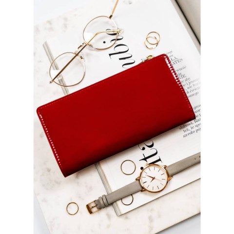 Portfel damski w kolorze czerwonym z wzorem na klapie imitującym skórę węża zamykany na zatrzask - Peterson