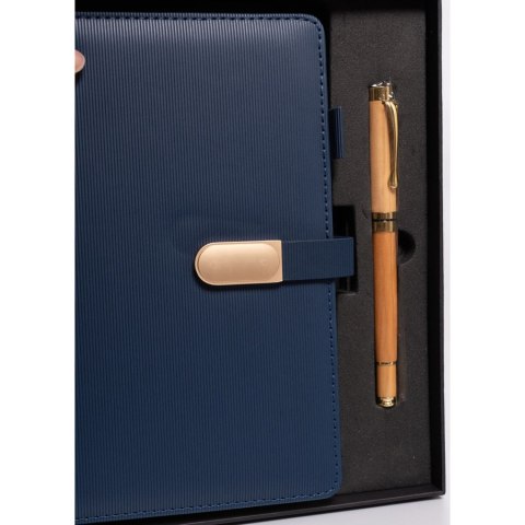 Zestaw prezentowy: elegancki, granatowy notes A5 w linie i długopis z czarnym wkładem - Peterson