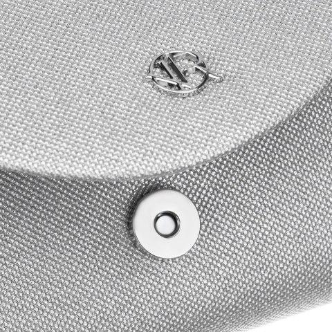 Brokatowa kopertówka damska wykonana z tkaniny syntetycznej w srebrnym kolorze - Rovicky