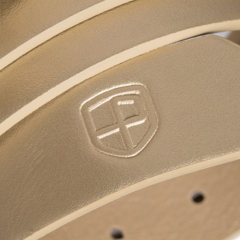 Beżowy, wąski pasek damski ze skóry ekologicznej ze złotą klamrą - Peterson