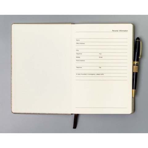 Beżowy notes w formacie A5 zadrukowany w kropki, wyposażony w gumkę zamykającą - Peterson