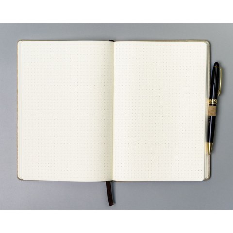 Beżowy notes w formacie A5 zadrukowany w kropki, wyposażony w gumkę zamykającą - Peterson