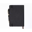 Czarny notes w formacie A5 zadrukowany w kropki, wyposażony w gumkę zamykającą - Peterson