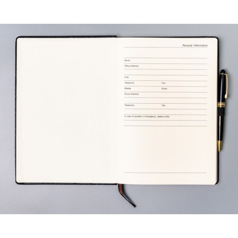 Czarny notes w formacie B5 zadrukowany w kropki, wyposażony w gumkę zamykającą - Peterson