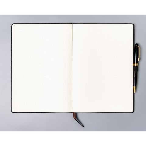 Czarny notes w formacie B5 zadrukowany w kropki, wyposażony w gumkę zamykającą - Peterson