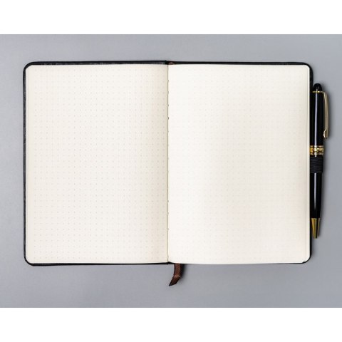 Czarny notes w formacie B6 zadrukowany w kropki, wyposażony w gumkę zamykającą - Peterson