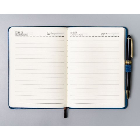 Niebieski notes w formacie B6 zadrukowany w linie, wyposażony w pętelkę na długopis - Peterson