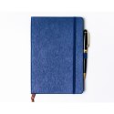 Notes w formacie A5 w granatowym kolorze, wyposażony w gumkę zamykającą - Peterson