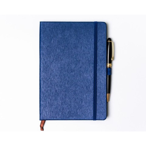 Notes w formacie A5 w granatowym kolorze, wyposażony w gumkę zamykającą - Peterson