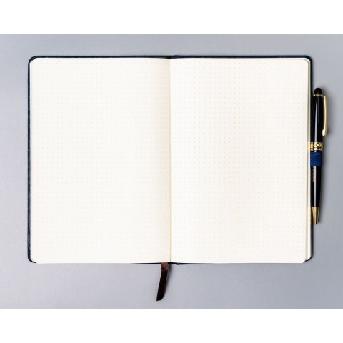 Notes w formacie A5 w granatowym kolorze, wyposażony w gumkę zamykającą - Peterson