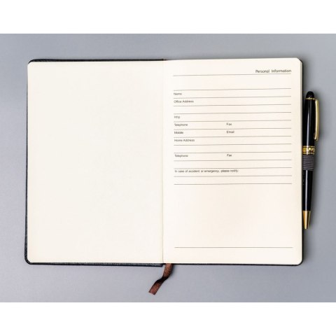 Notes w formacie A5 w szarym kolorze, wyposażony w gumkę zamykającą - Peterson