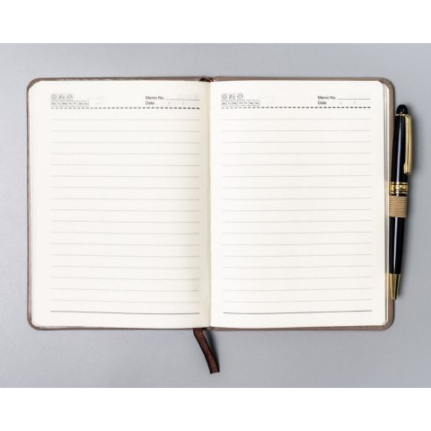 Notes w formacie B6 w kolorze khaki zadrukowany w linie, wyposażony w pętelkę na długopis - Peterson