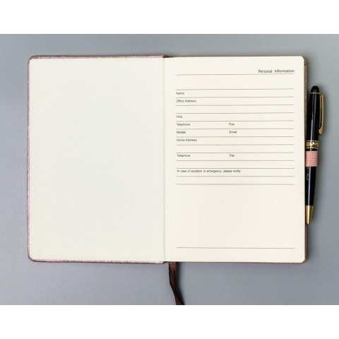 Różowy notes w formacie A5 zadrukowany w kropki, wyposażony w gumkę zamykającą - Peterson