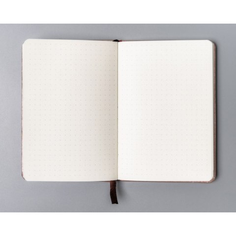 Różowy notes w formacie A6 zadrukowany w kropki, wyposażony w gumkę zamykającą - Peterson