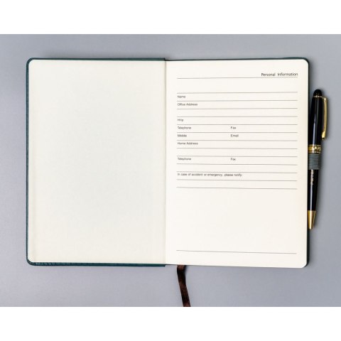 Zielony notes w twardej oprawie formacie A5 zadrukowany w linie, wyposażony w pętelkę na długopis - Peterson