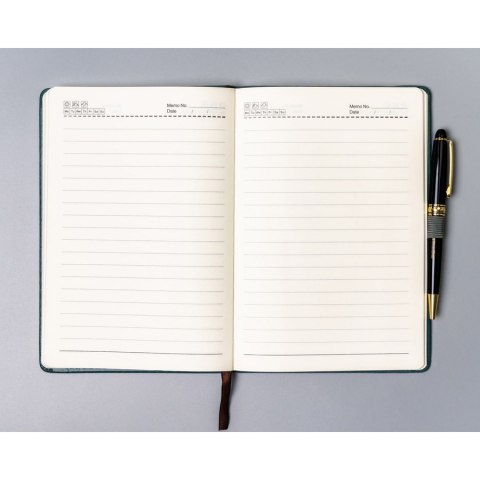 Zielony notes w twardej oprawie formacie A5 zadrukowany w linie, wyposażony w pętelkę na długopis - Peterson