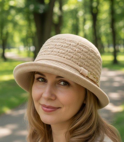 Kapelusz damski z ozdobnym paskiem i klamrą (Beżowy)