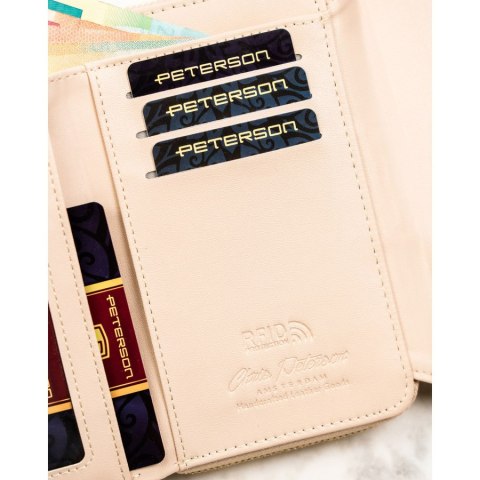 Beżowy portfel damski wykonany ze skóry ekologicznej o lekko prążkowanej fakturze, zamykany zatrzaskiem - Peterson