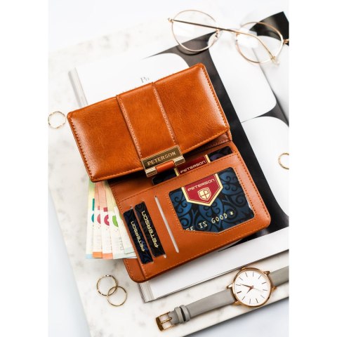 Brązowy portfel damski wykonany ze skóry ekologicznej i zamykany na zatrzask - Peterson